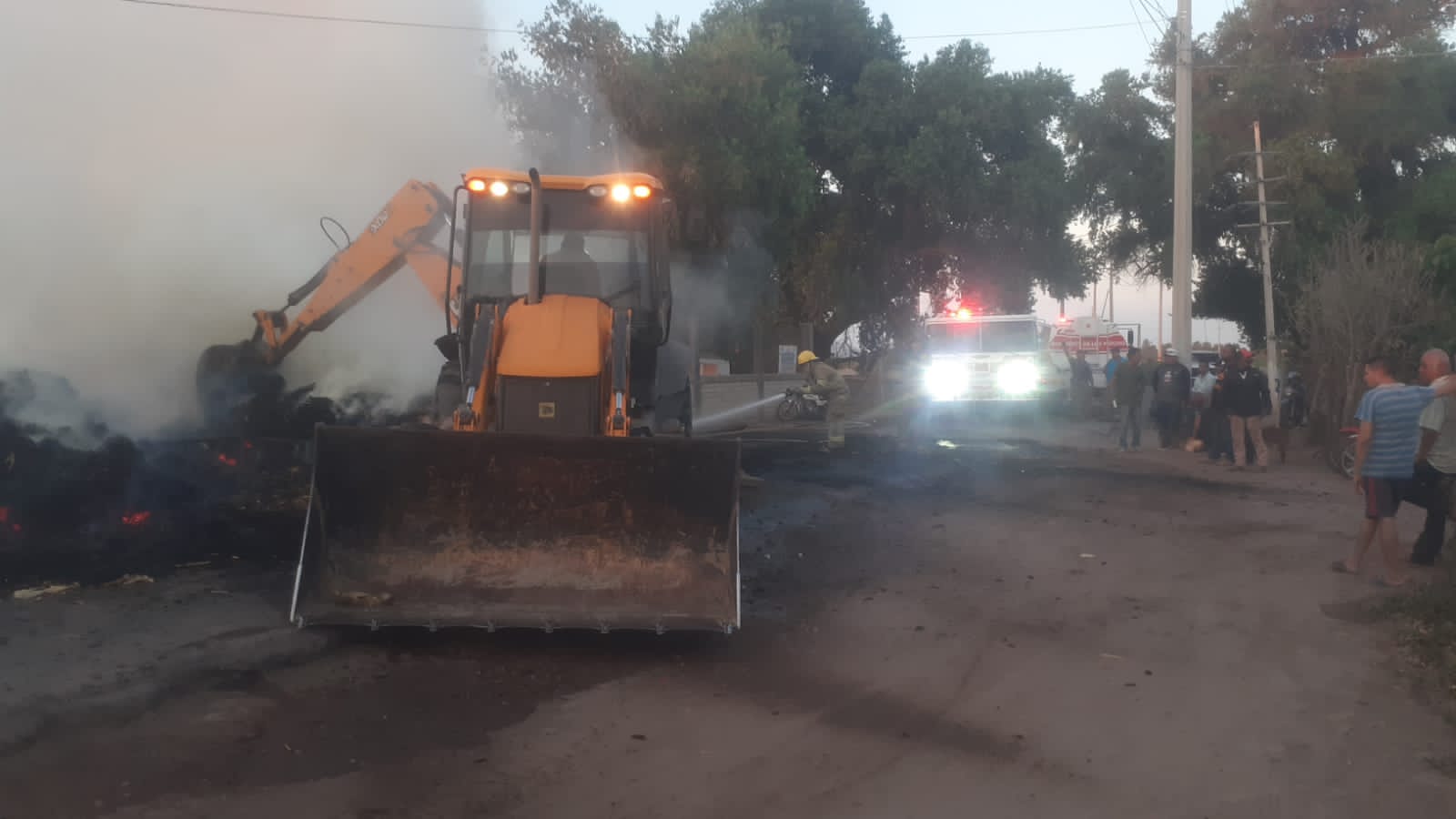 Incendio consume dos remolques cargados de pacas de maíz en Mayocoba, Ahome