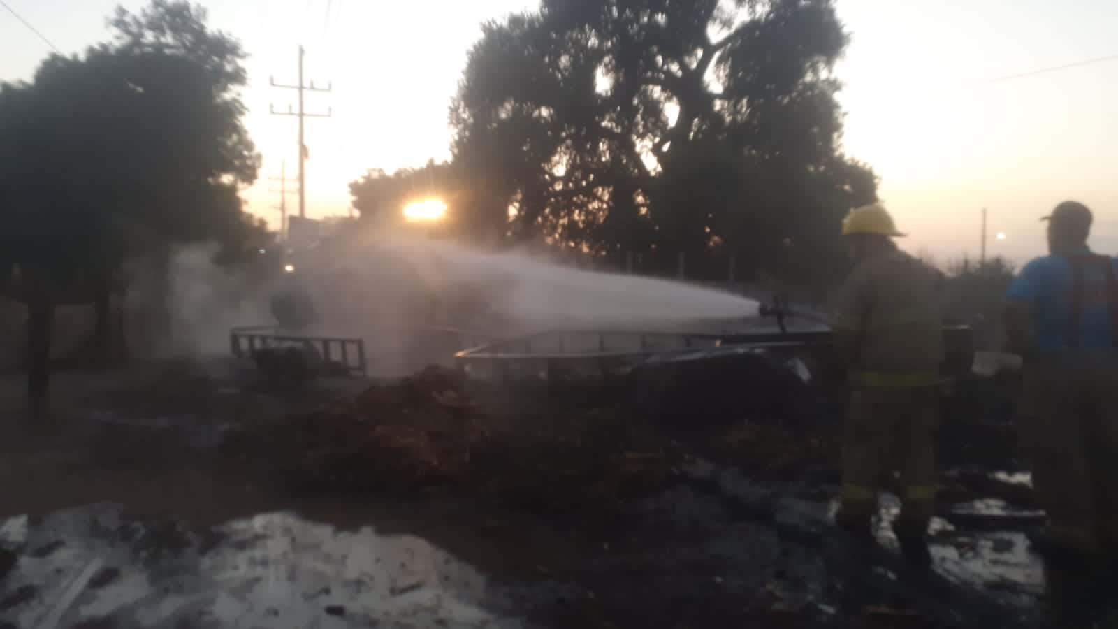 Incendio consume dos remolques cargados de pacas de maíz en Mayocoba, Ahome