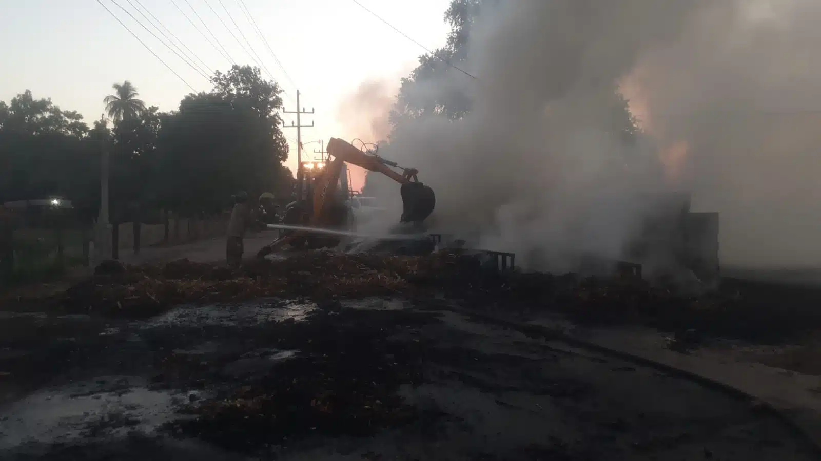 Incendio consume dos remolques cargados de pacas de maíz en Mayocoba, Ahome