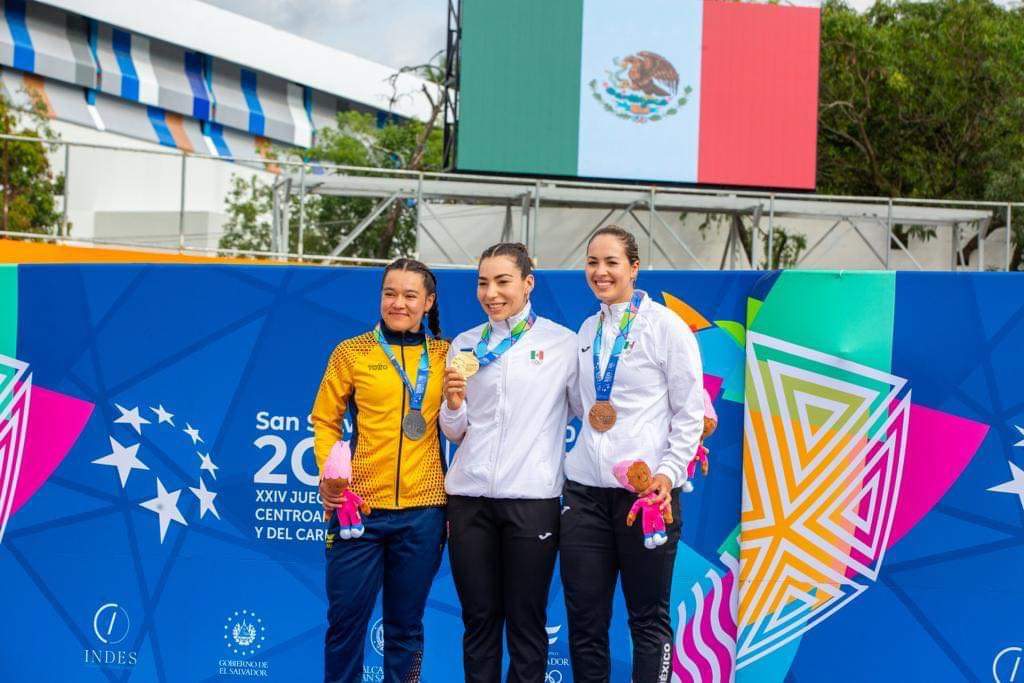 La oriunda de Culiacán Luz Daniela Gaxiola posando con su medalla de oro, y a su derecha Yuli Verdugo, quién conquistó el bronce en la prueba de velocidad