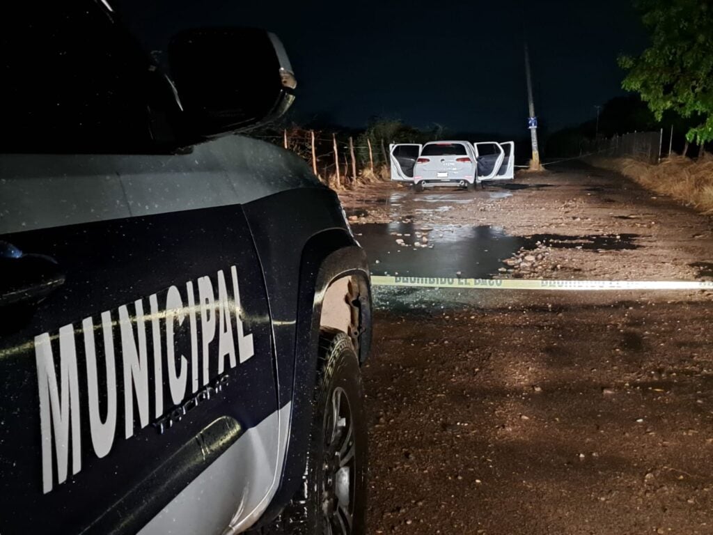 ¡Con las puertas abiertas! Encuentran hombre asesinado en su Golf al sur de Culiacán