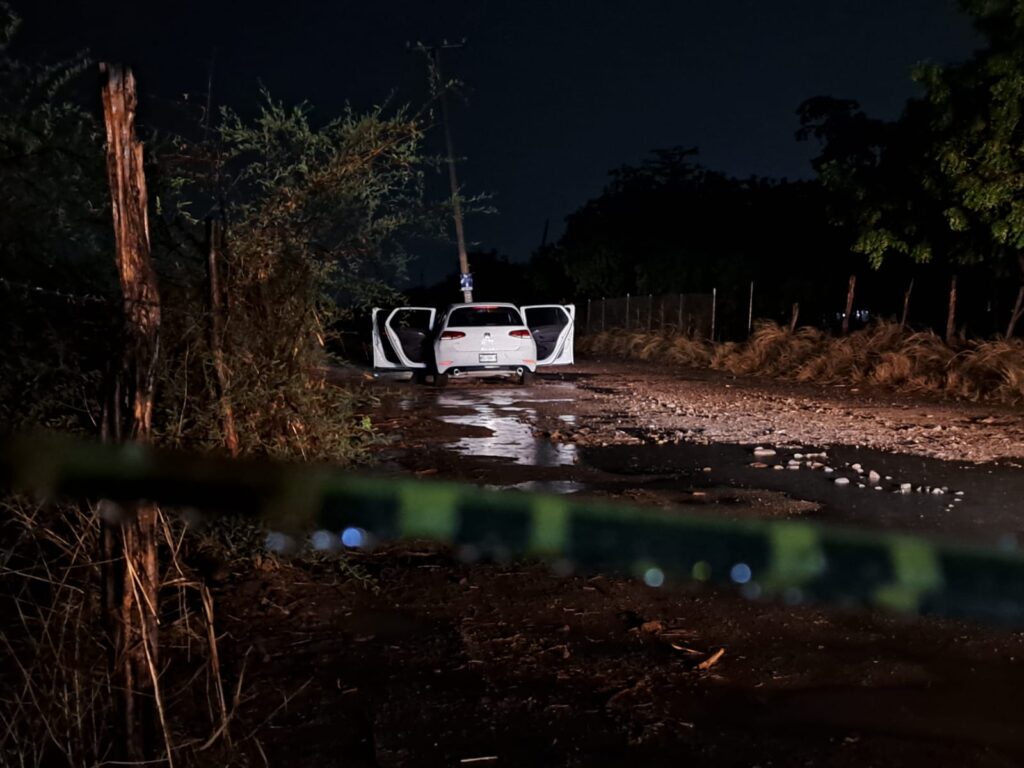 ¡Con las puertas abiertas! Encuentran hombre asesinado en su Golf al sur de Culiacán