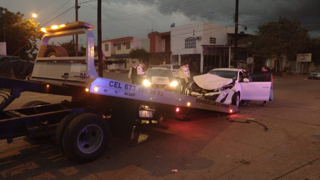 Fuerte choque entre conductores de una Jeep y un Toyota sedán en Guamúchil deja cuantiosos daños