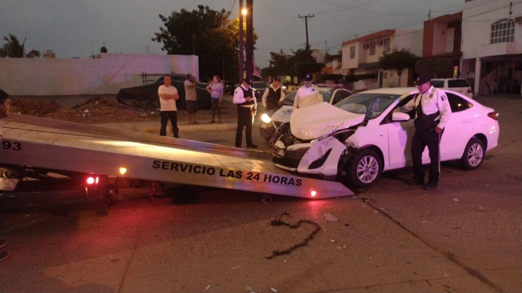 Fuerte choque entre conductores de una Jeep y un Toyota sedán en Guamúchil deja cuantiosos daños