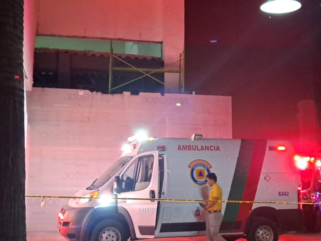 Humberto cae de andamio de 6 metros de altura en una plaza de Tres Ríos, en Culiacán