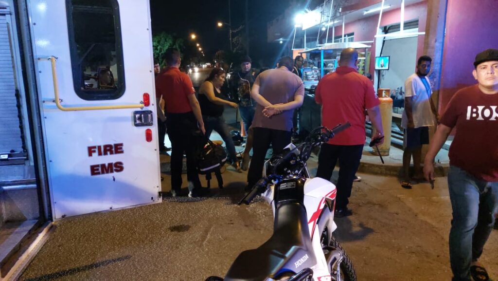 Conductora embiste a par de motociclistas en la colonia 20 de Noviembre de Mazatlán