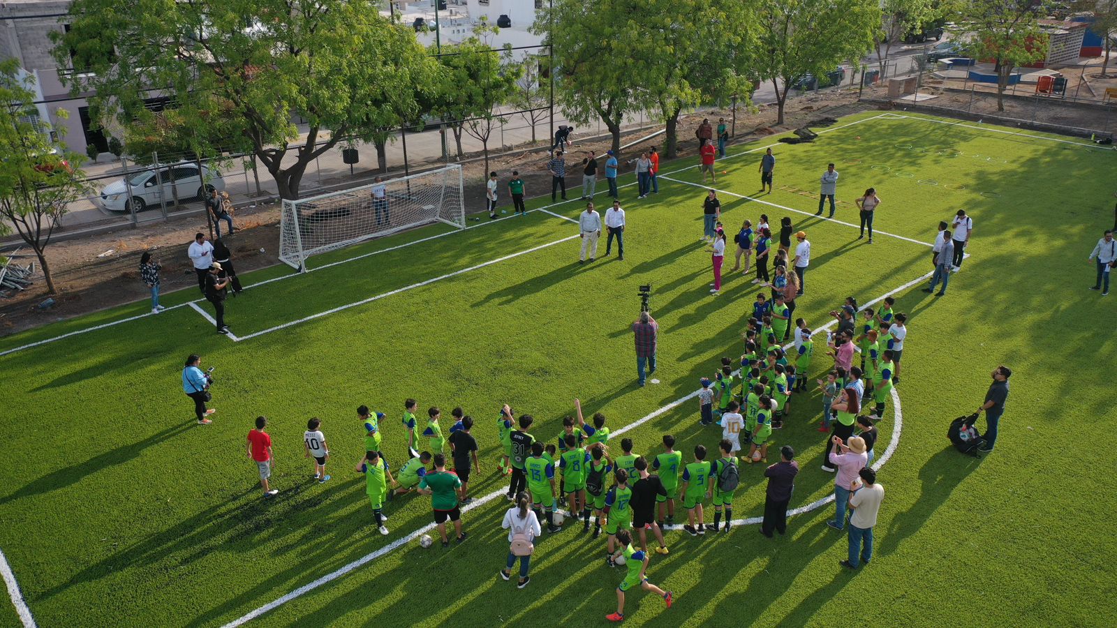 Gámez Mendívil cumple y entrega cancha de futbol rehabilitada en Prados del Sur