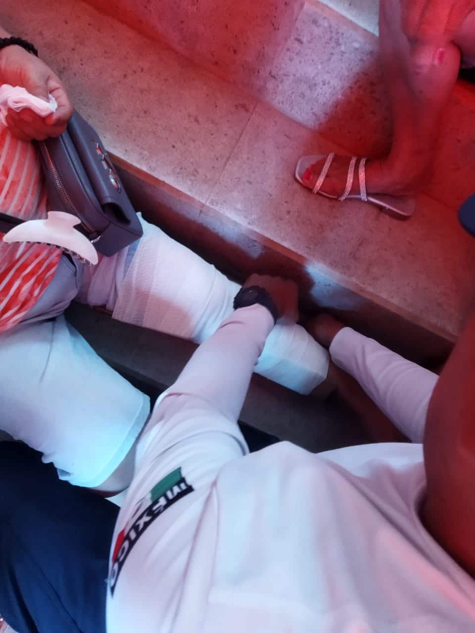 Ayudan a mujer que sufrió caída en hotel de Mazatlán