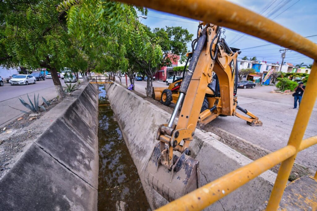¡Era tiempo! Luego de 30 años, rehabilitarán revestimiento de canal en Infonavit Alarcón, de Mazatlán