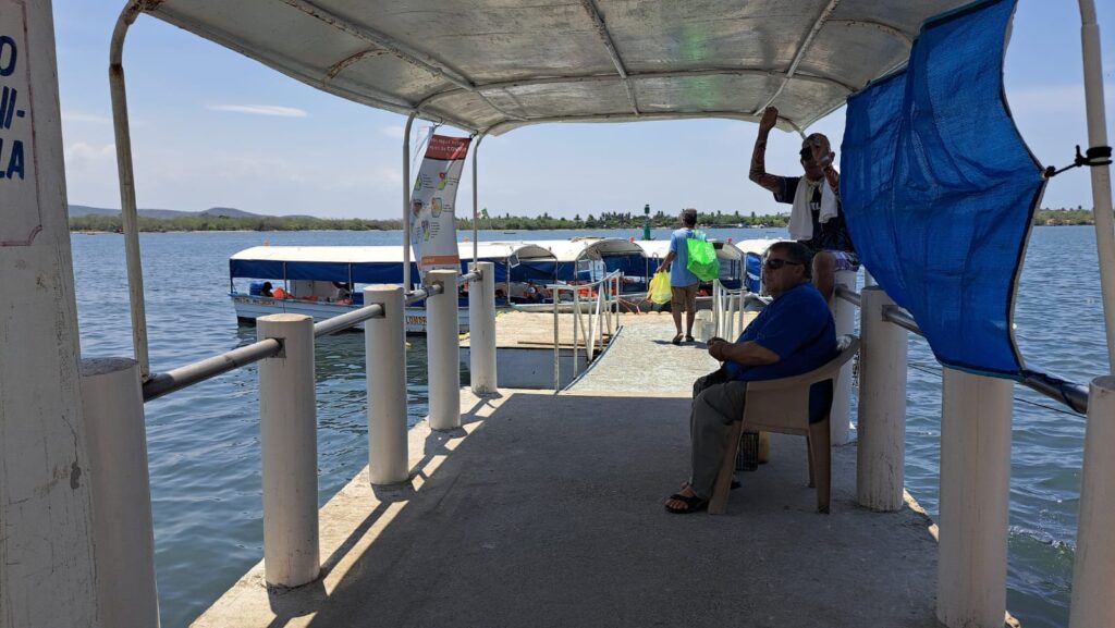 En Mazatlán, lancheros del embarcadero a la Isla de la Piedra aún mantienen sus tarifas