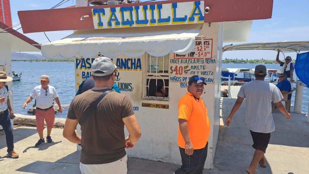 En Mazatlán, lancheros del embarcadero a la Isla de la Piedra aún mantienen sus tarifas