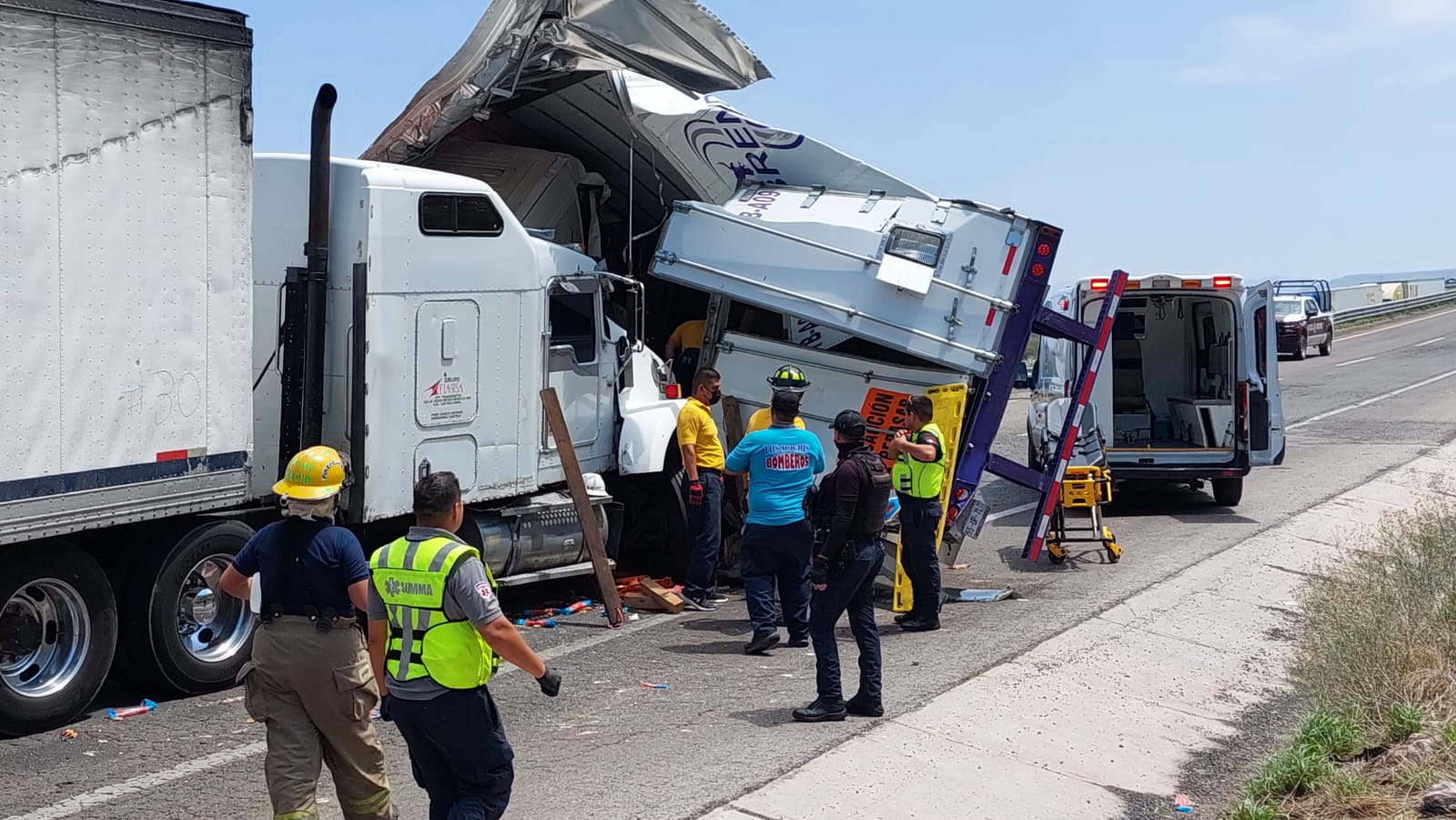 Trailer choca contra Van que choca contra otro trailer