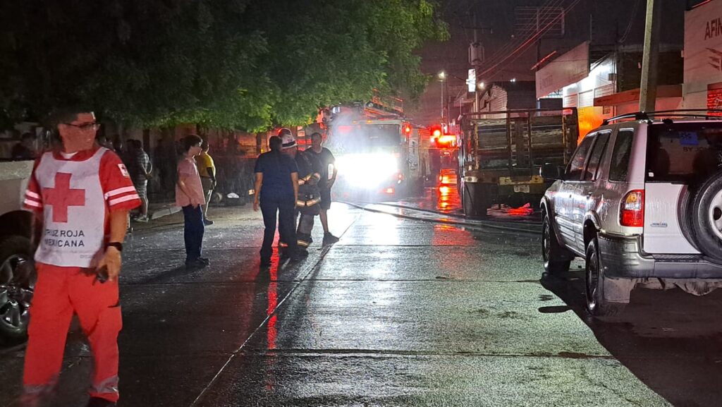 Incendio en taller mecánico de Culiacán consume vehículos y moviliza a rescatistas