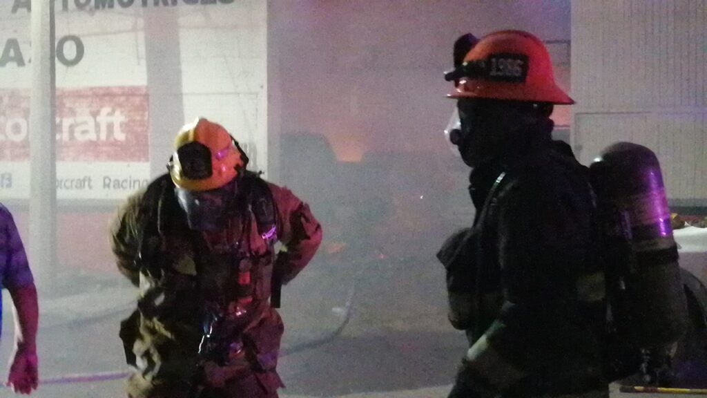 Incendio en taller mecánico de Culiacán consume vehículos y moviliza a rescatistas
