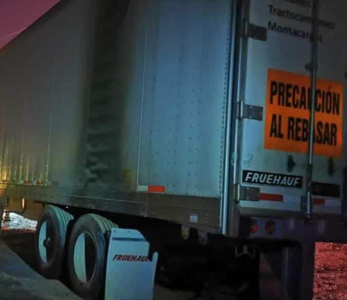 Traileros ayudan a extinguir fuego de un tractocamión 