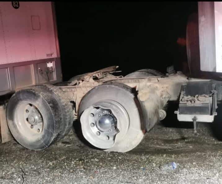 Traileros ayudan a extinguir fuego de un tractocamión 