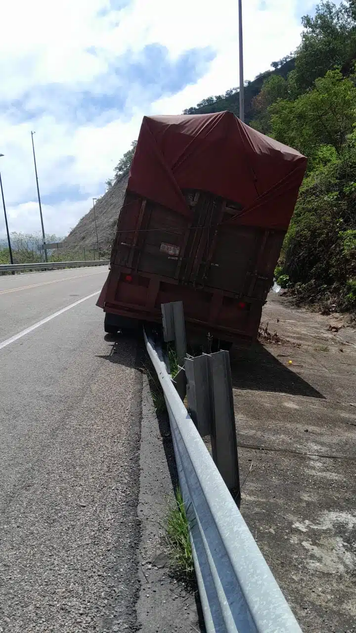 Tras casi 12 horas cerrada por tráiler atorado, reabren autopista Mazatlán-Durango 