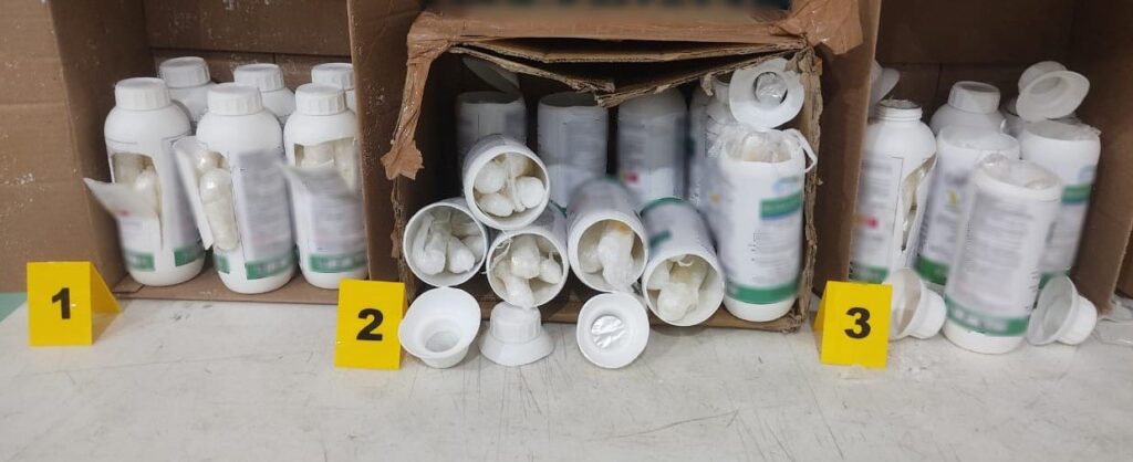 ¡En botellas de fertilizante! Aseguran 126 paquetes de droga sintética en paquetería de Culiacán