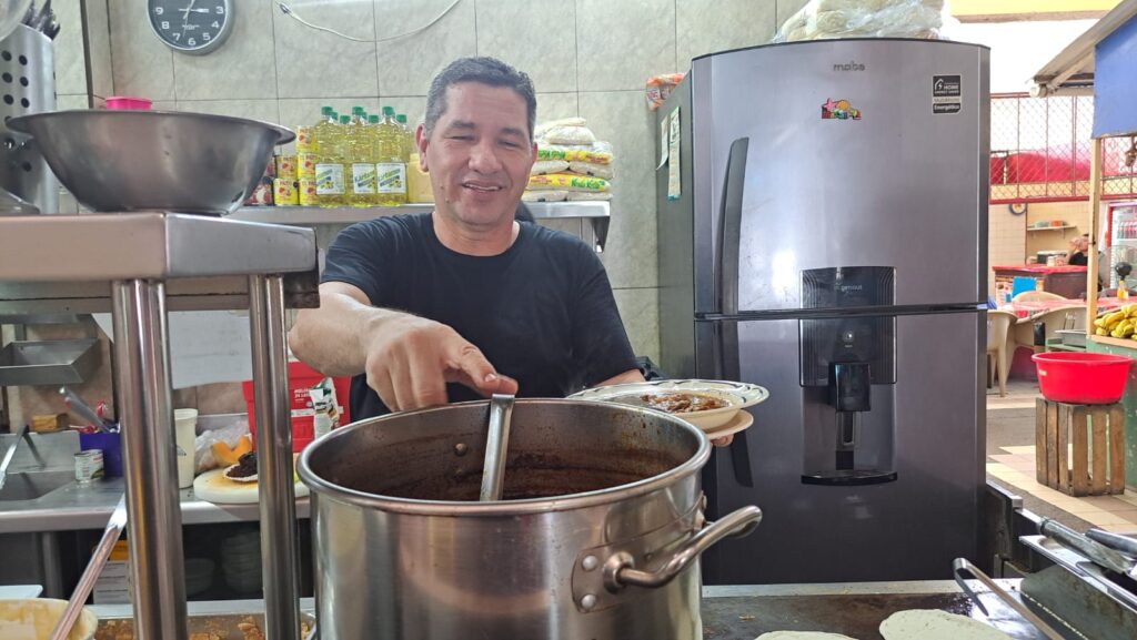 “El Chino” lleva 23 años deleitando paladares en el mercado Juan Carrasco, de Mazatlán