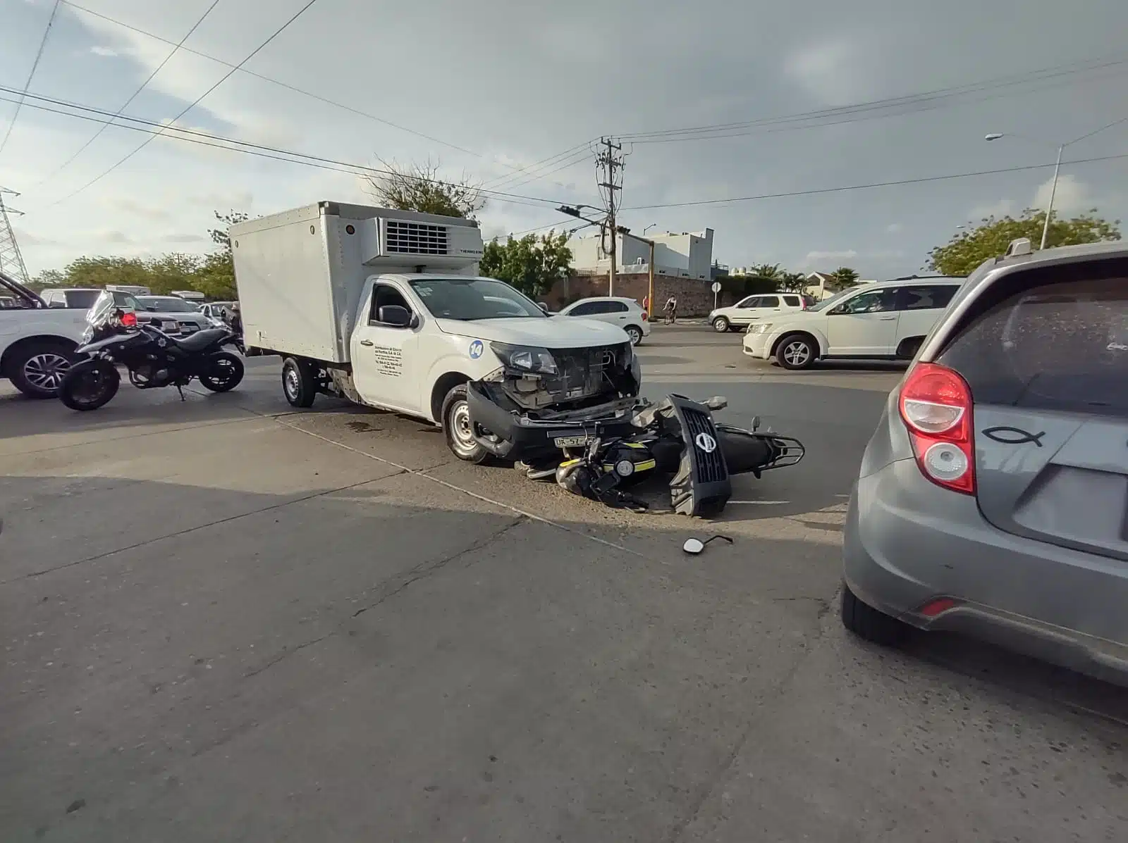 Una joven motociclista resulta con lesiones tras chocar con camioneta en Mazatlán 