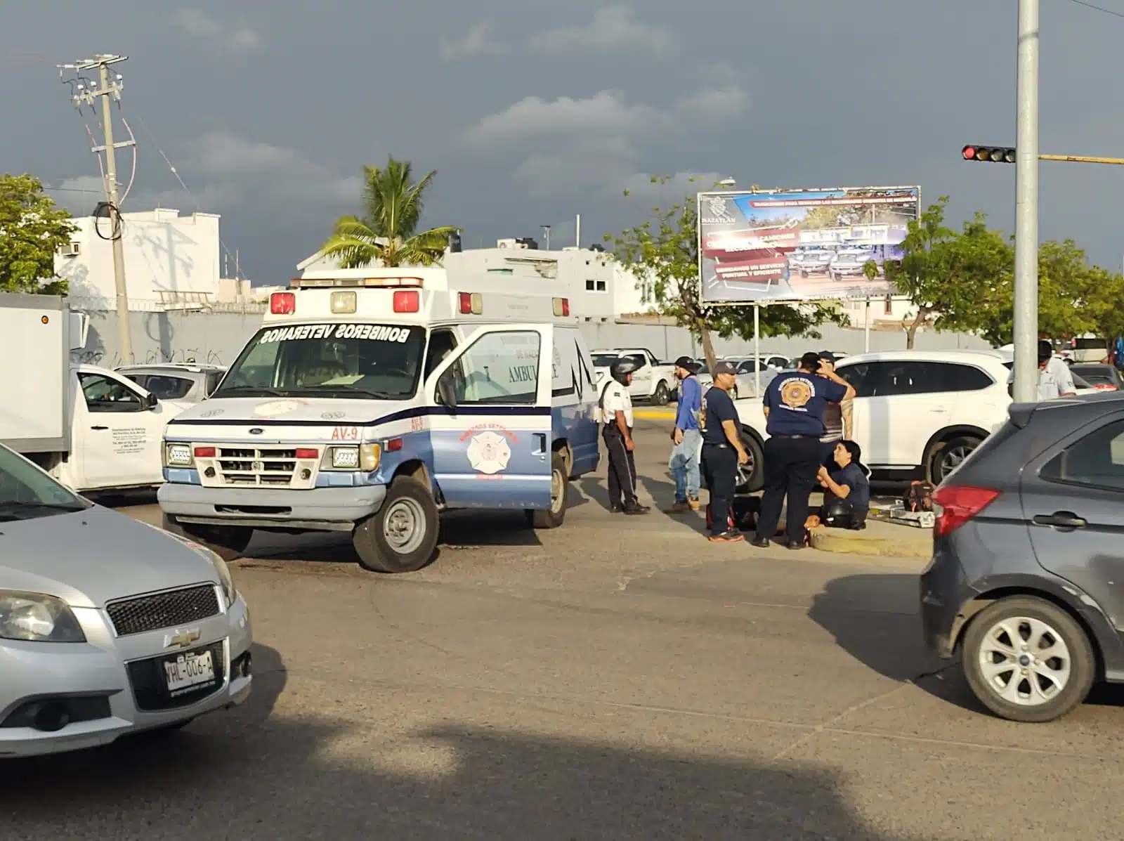 Una joven motociclista resulta con lesiones tras chocar con camioneta en Mazatlán