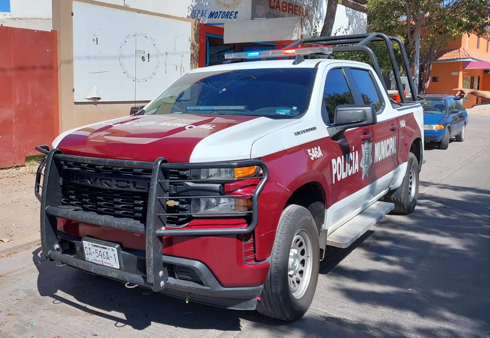 Una mujer se le acercó y le robó su dinero: Adulto mayor pide auxilio a policías en Los Mochis