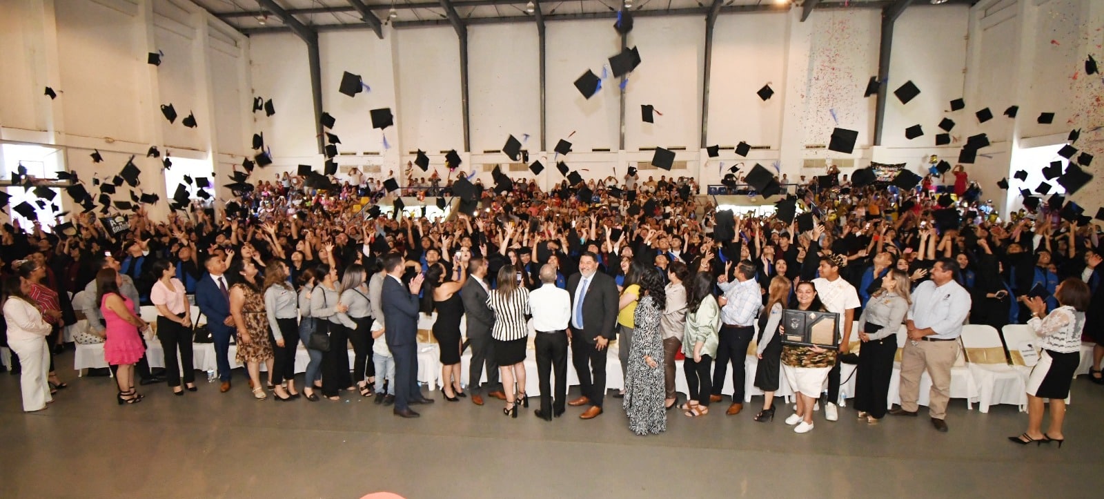 Jóvenes graduados de la UAS en Mazatlán
