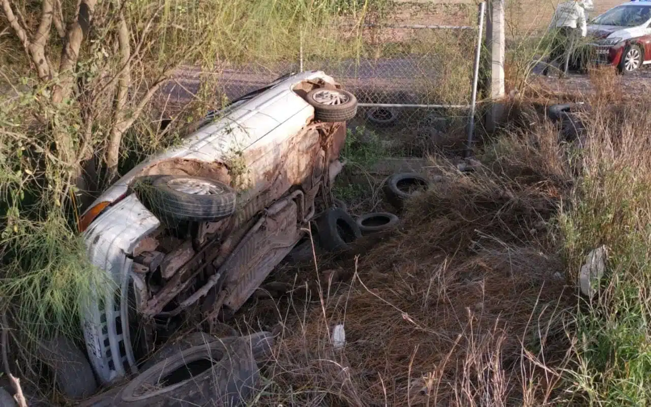 ¡Se lleva buen susto! Automovilista cae a un canal de riego en Los Mochis