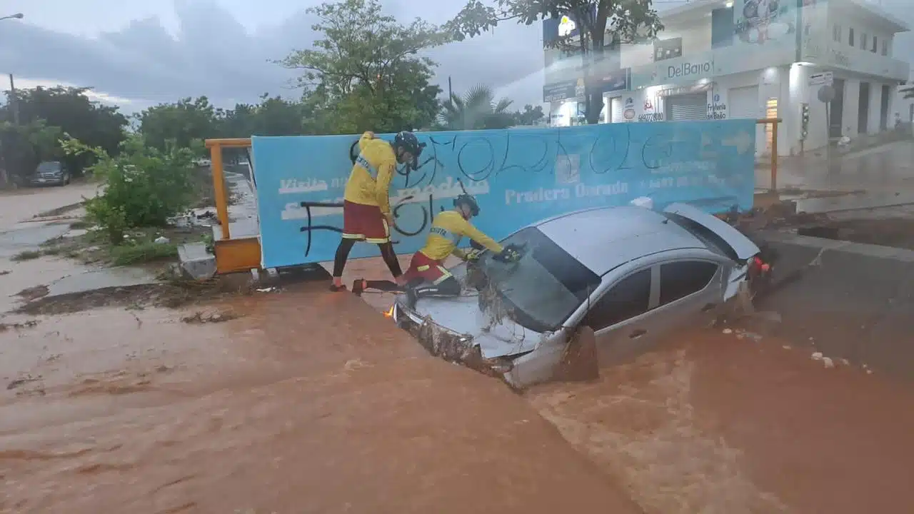¡Así de fuertes las lluvias! Corriente del agua arrastra automóvil y cae a canal pluvial en Mazatlán
