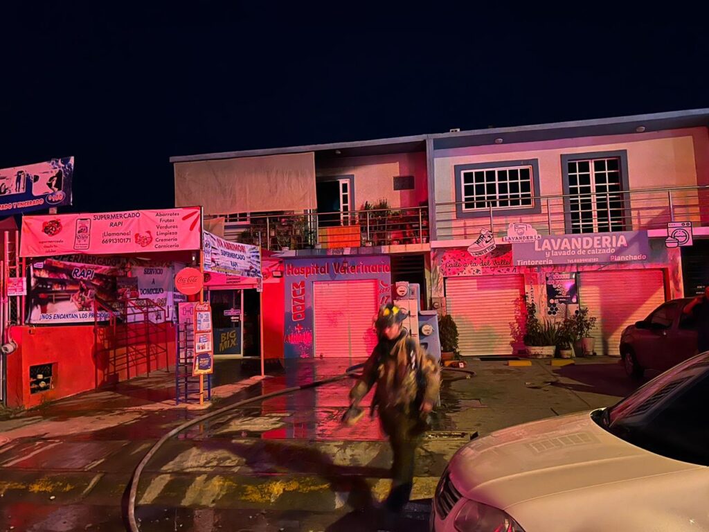 Fuerte incendio en vivienda en Real del Valle de Mazatlán; una mujer resulta con quemaduras