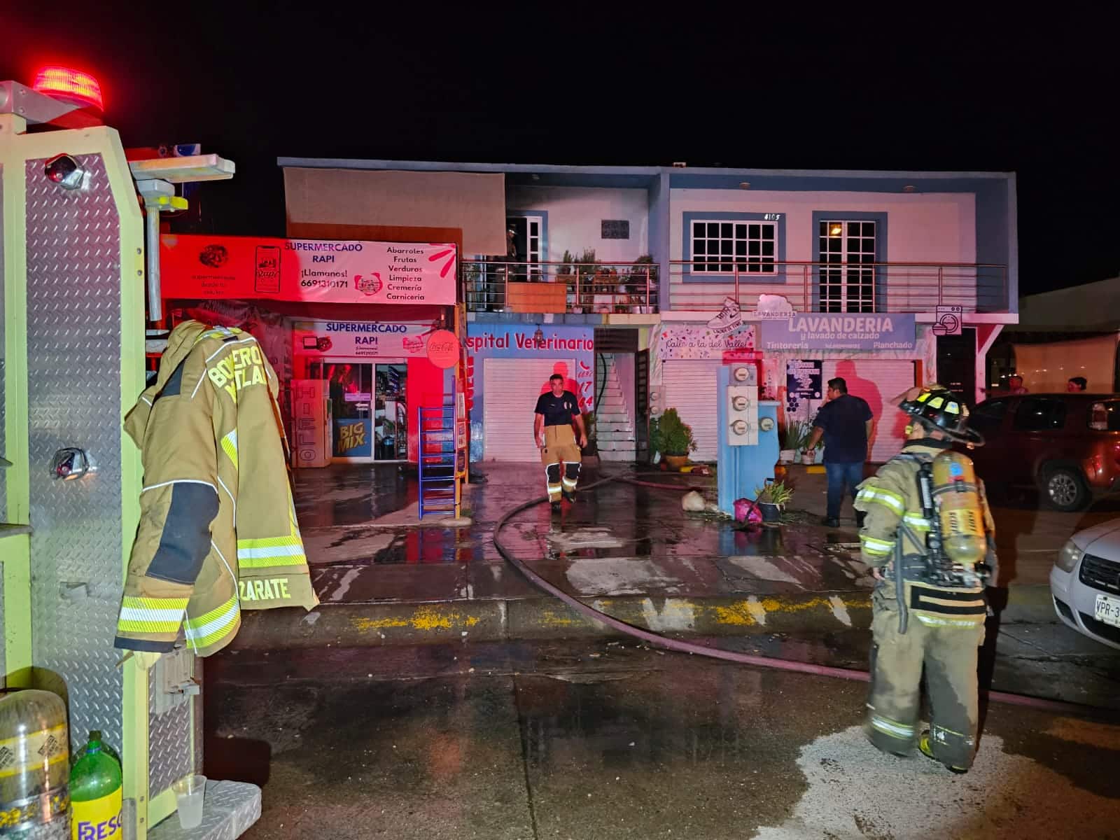 Fuerte incendio en vivienda en Real del Valle de Mazatlán; una mujer resulta con quemaduras