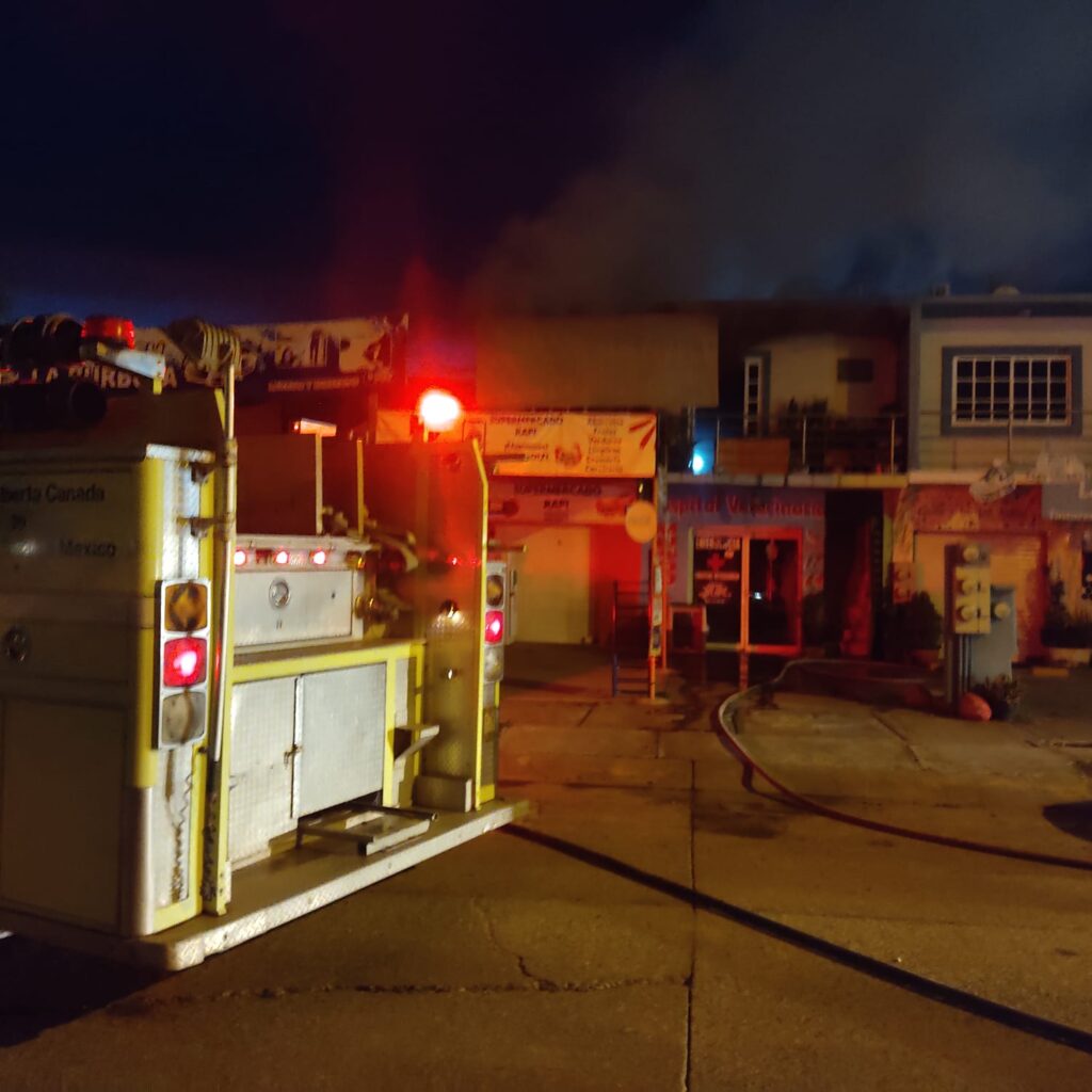 Fuerte incendio en vivienda en Real del Valle de Mazatlán; una mujer resulta con quemaduras
