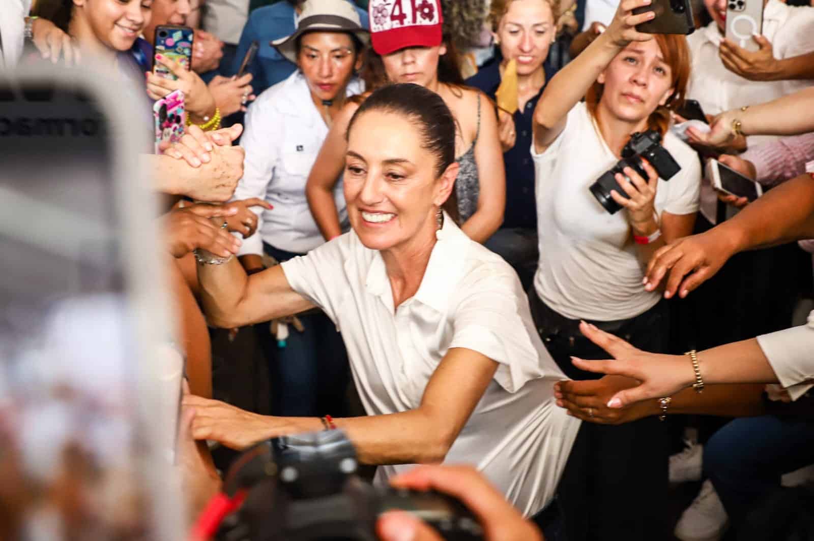Miles de sinaloenses arropan a Claudia Sheinbaum en Culiacán; prometen darle el voto en la encuesta