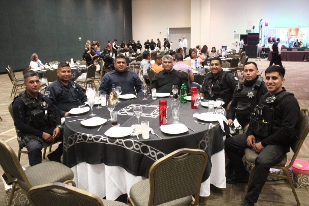 Con música en vivo, comida y rifa de regalos celebran el Día del Policía en Mazatlán