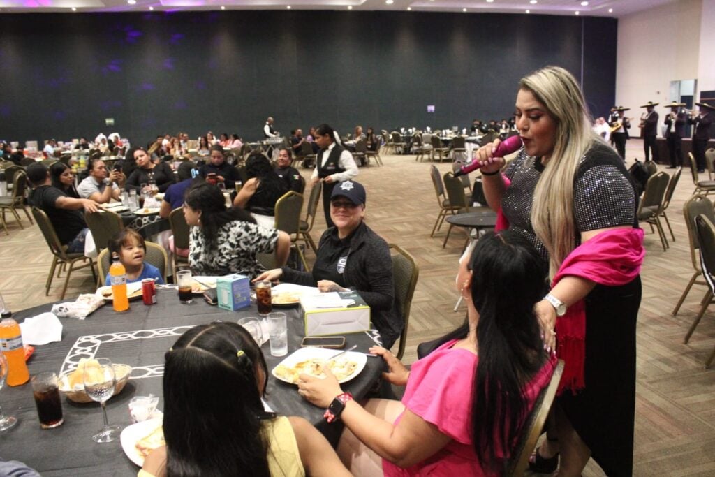 Con música en vivo, comida y rifa de regalos celebran el Día del Policía en Mazatlán