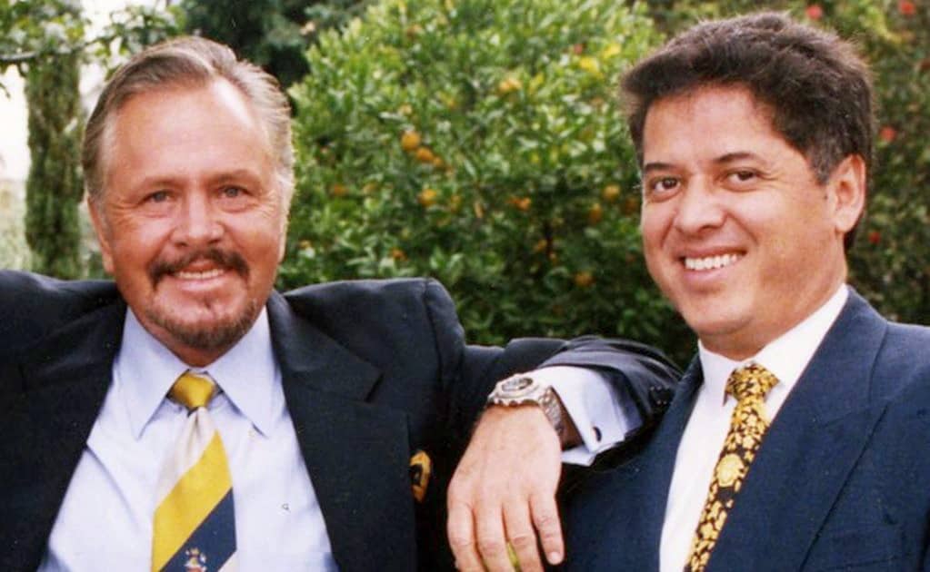 Dos hombre posando en foto