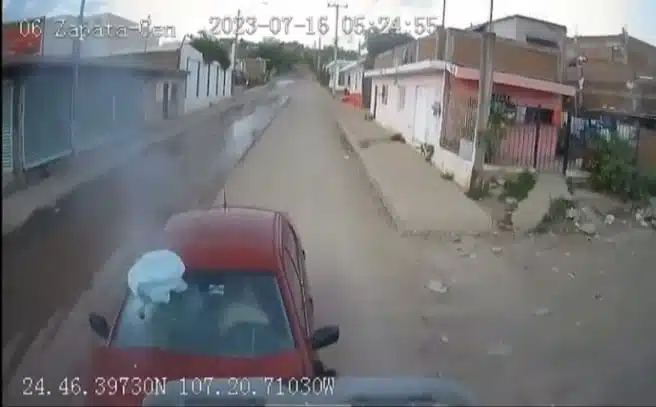 De frente y sin frenar: Conductor choca su auto contra camión de ruta Zapata-Centro, en Culiacán