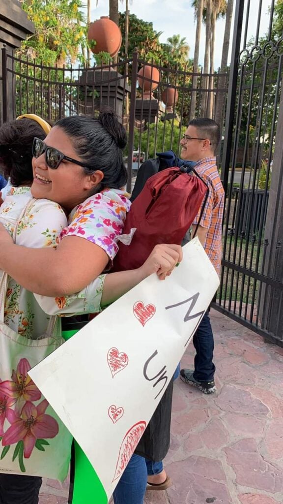 ¡Lo hacen de nuevo! Jóvenes regalan abrazos en Los Mochis para incentivar la alegría y tranquilidad