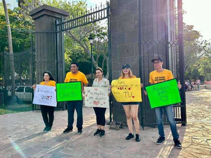¡Lo hacen de nuevo! Jóvenes regalan abrazos en Los Mochis para incentivar la alegría y tranquilidad