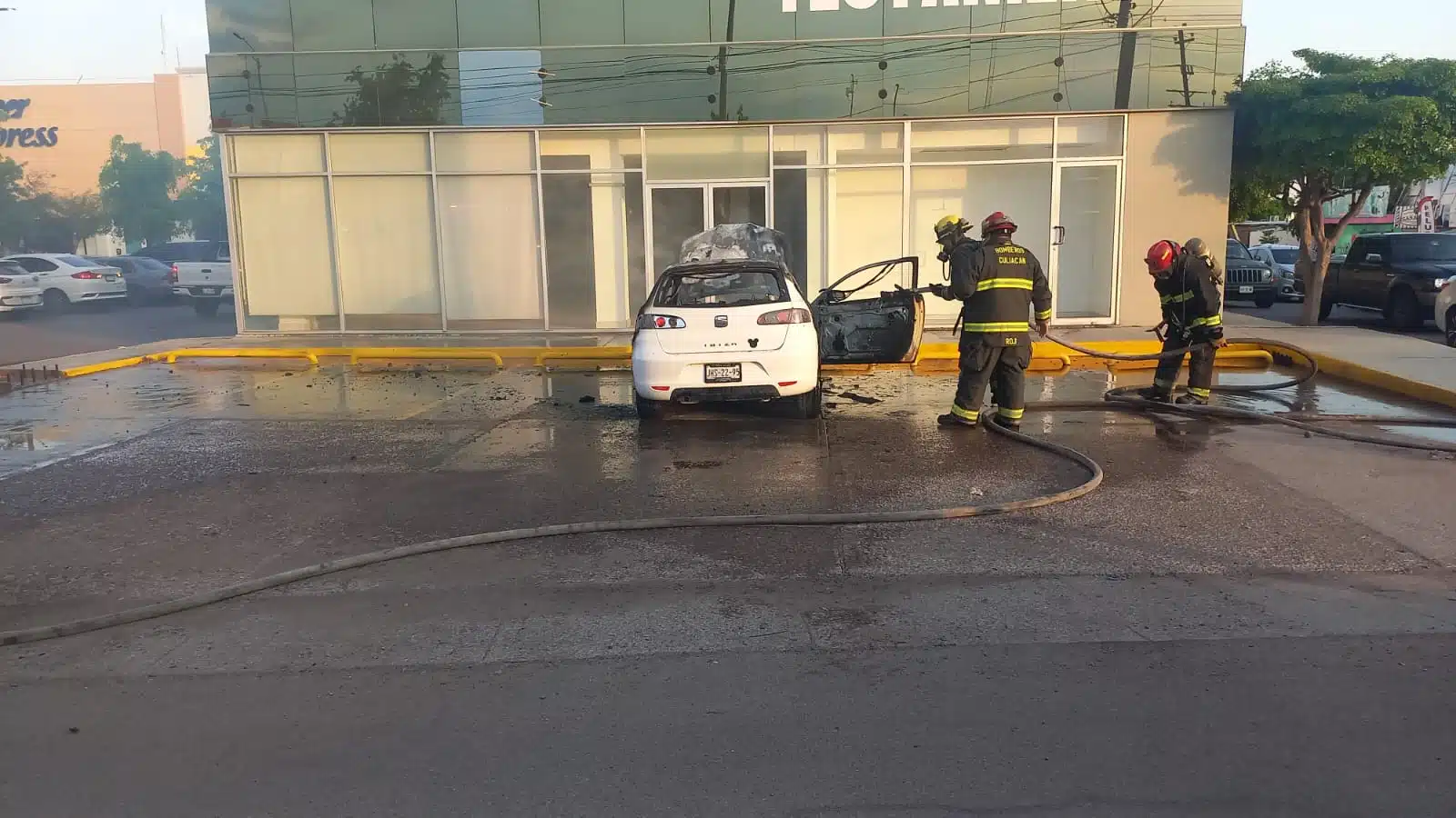 ¡Van 2 por falla del motor! Se incendia Seat Ibiza en el “Lola Beltrán”, en Culiacán 