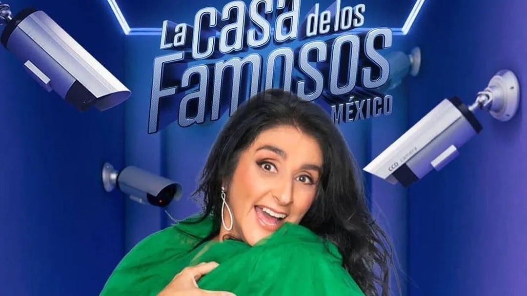 Mujer en foto y logo del programa