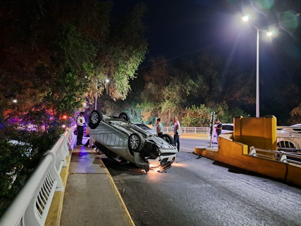 Automóvil vuelca en el puente que va de Forum a la plazuela Rosales, en Culiacán