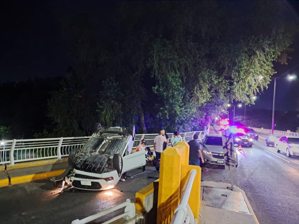 Automóvil vuelca en el puente que va de Forum a la plazuela Rosales, en Culiacán