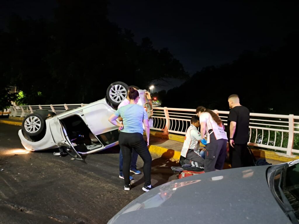 Automóvil vuelca en el puente que va de Forum a la plazuela Rosales, en Culiacán