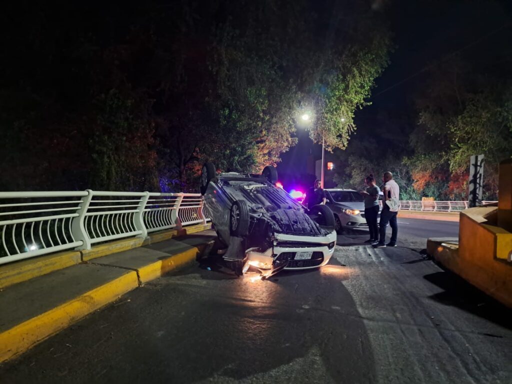 Automóvil vuelca en el puente que va de Forum a la plazuela Rosales, en Culiacán