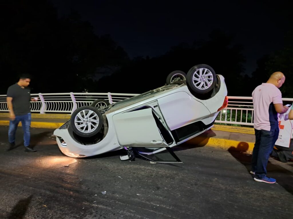 Automóvil vuelca en el puente que va de Forum a la plazuela Rosales, en Culiacán