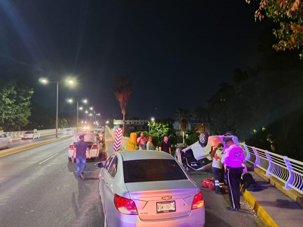 Automóvil vuelca en el puente que va de Forum a la plazuela Rosales, en Culiacán