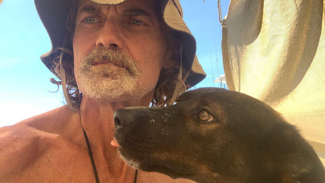 Naufragio junto a perrita en foto