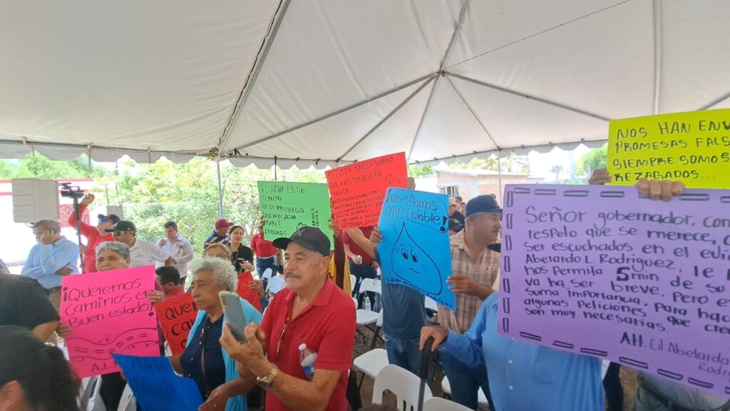 ¡Con pancartas! Habitantes de Abelardo L. Rodríguez, Guasave, piden a Rocha carretera y agua de calidad