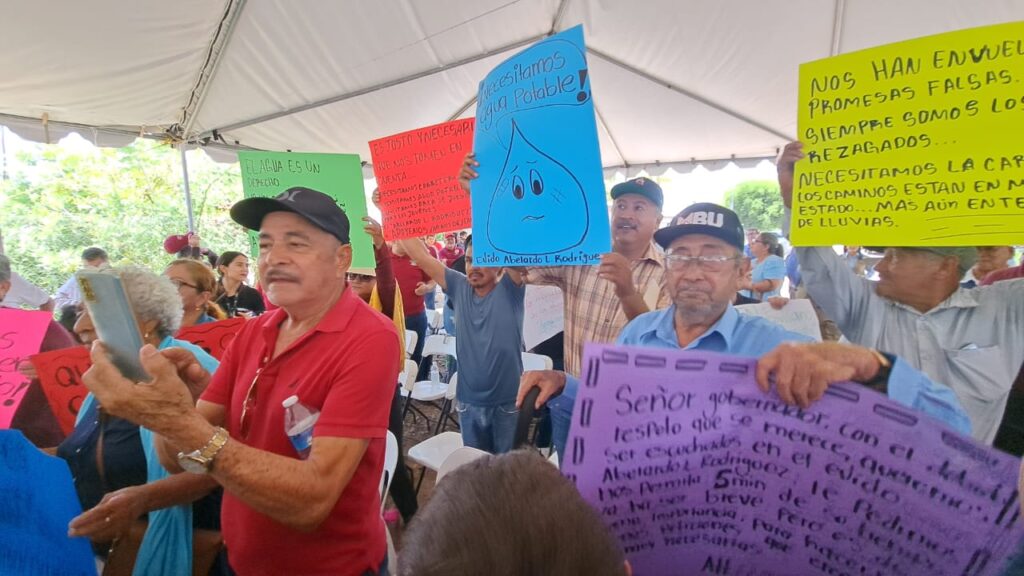 ¡Con pancartas! Habitantes de Abelardo L. Rodríguez, Guasave, piden a Rocha carretera y agua de calidad